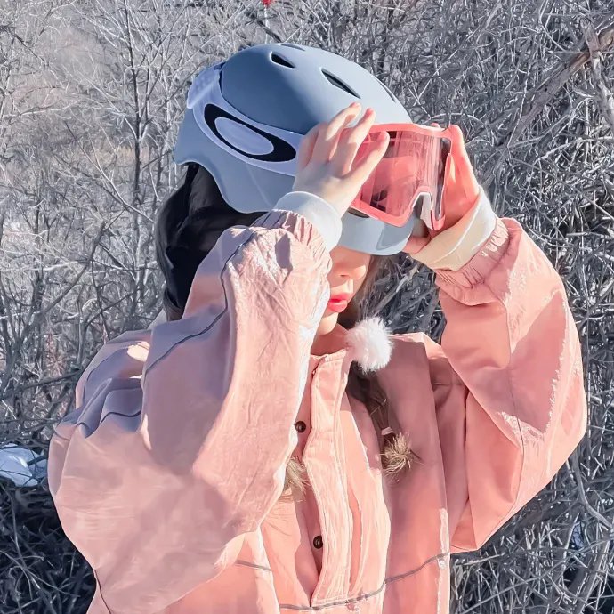 在火山下海报